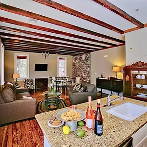 Comfy Carriage House Steps From The River Bed & Breakfast