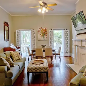 Comfortable Escape In Historic Downtown Bed & Breakfast